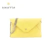 Cartera sobre con cadena Amayra beige amarilla