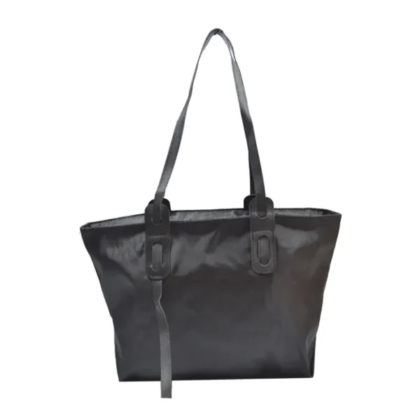 Bolso negro de microfibra en marroquinería y accesorios de moda